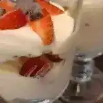 Amaretto - Crème mit Pfirsichen
