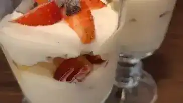Amaretto - Crème mit Pfirsichen