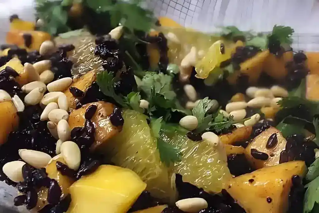 Black Rice Salat mit Mangos und Erdnüssen