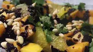 Black Rice Salat mit Mangos und Erdnüssen