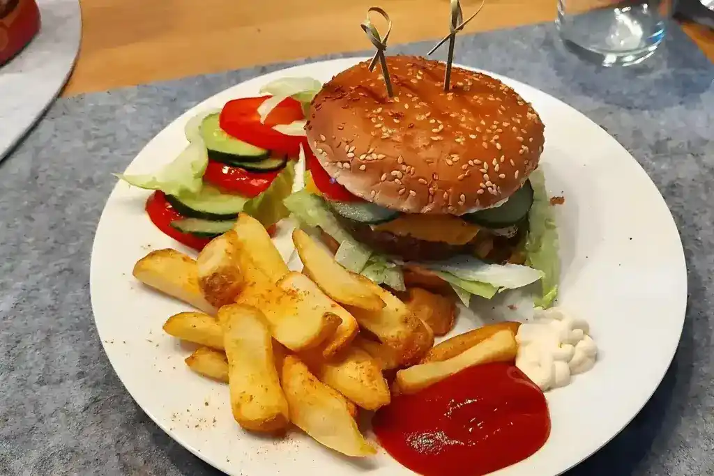 Cheeseburger mit verstecktem Ei