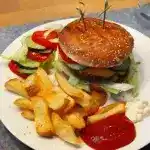 Cheeseburger mit verstecktem Ei