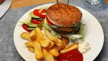 Cheeseburger mit verstecktem Ei