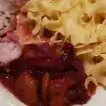 Gekräutertes Schweinefilet im Speckmantel in Zwetschgensauce