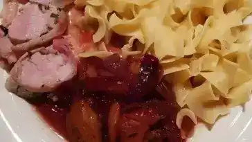 Gekräutertes Schweinefilet im Speckmantel in Zwetschgensauce