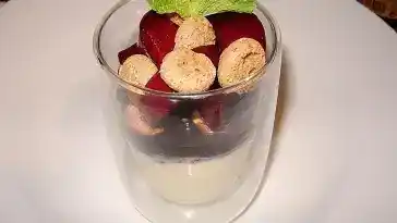 Amarettomousse mit Zimtpflaumen