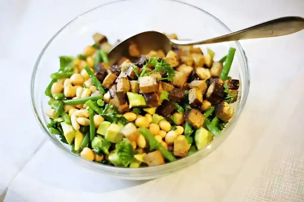 Kichererbsen-Räuchertofu-Salat mit Sojabohnen, grünen Bohnen und Avocado