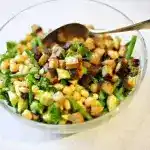 Kichererbsen-Räuchertofu-Salat mit Sojabohnen, grünen Bohnen und Avocado
