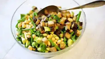 Kichererbsen-Räuchertofu-Salat mit Sojabohnen, grünen Bohnen und Avocado