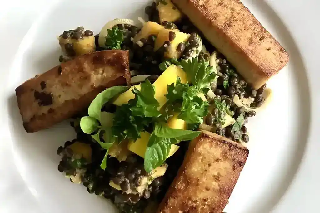 Mango-Linsensalat mit mariniertem Tofu