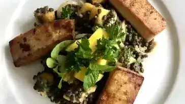 Mango-Linsensalat mit mariniertem Tofu