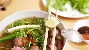 Pho Bo - Vietnamesische Rindfleischsuppe