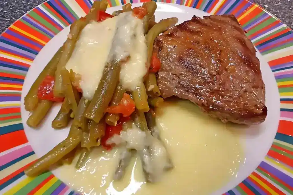 Rindersteaks mit Tomaten-Bohnen und Käsesauce