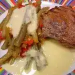 Rindersteaks mit Tomaten-Bohnen und Käsesauce