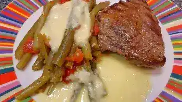 Rindersteaks mit Tomaten-Bohnen und Käsesauce
