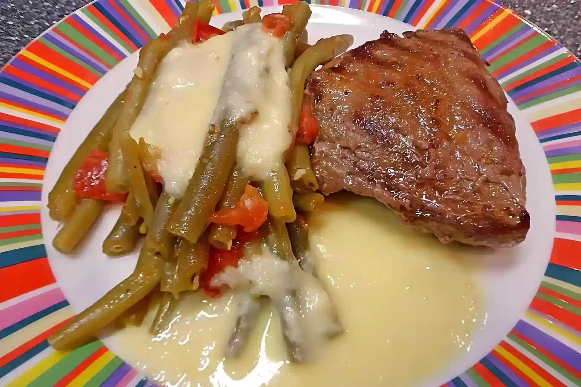 Rindersteaks mit Tomaten-Bohnen und Käsesauce
