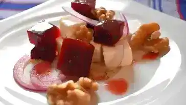 Rote Bete Salat mit Feta und Walnüssen
