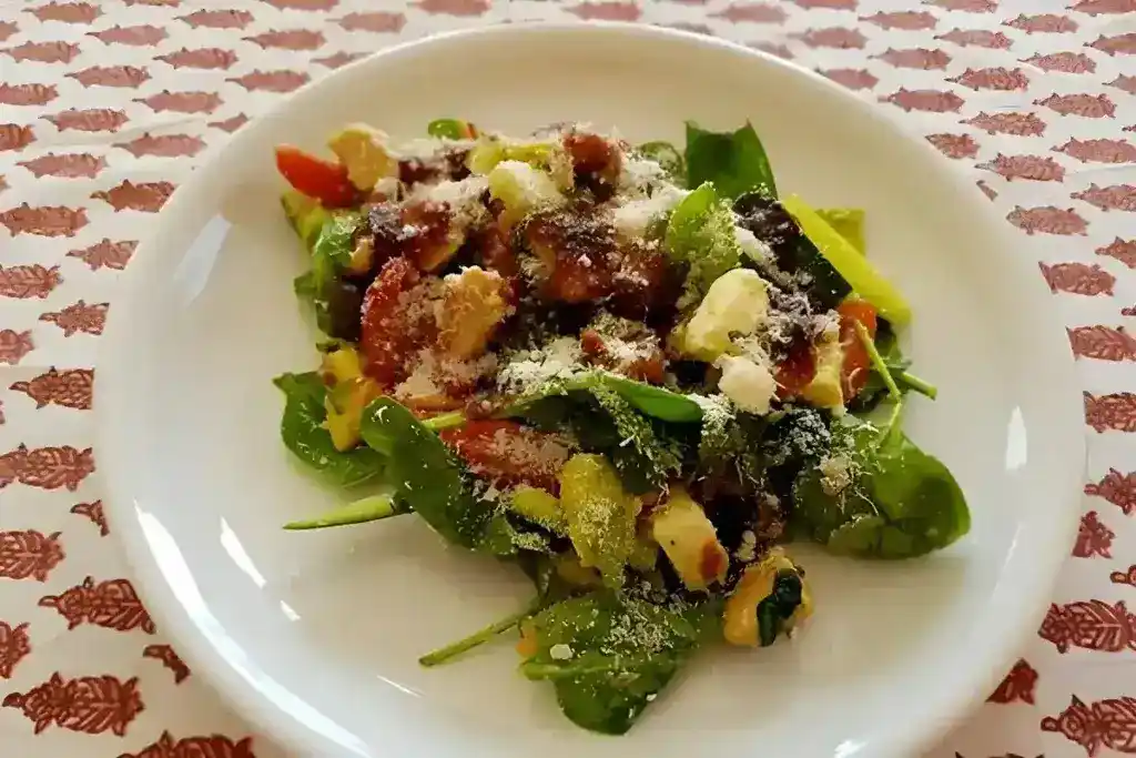 Spinatsalat mit Hähnchen, Feta und Preiselbeerdressing