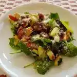 Spinatsalat mit Hähnchen, Feta und Preiselbeerdressing