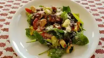Spinatsalat mit Hähnchen, Feta und Preiselbeerdressing