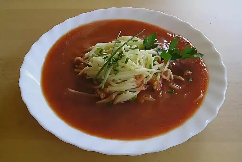 Tomatensuppe mit Nudeln und Basilikum