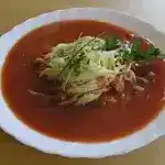 Tomatensuppe mit Nudeln und Basilikum