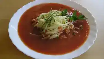 Tomatensuppe mit Nudeln und Basilikum