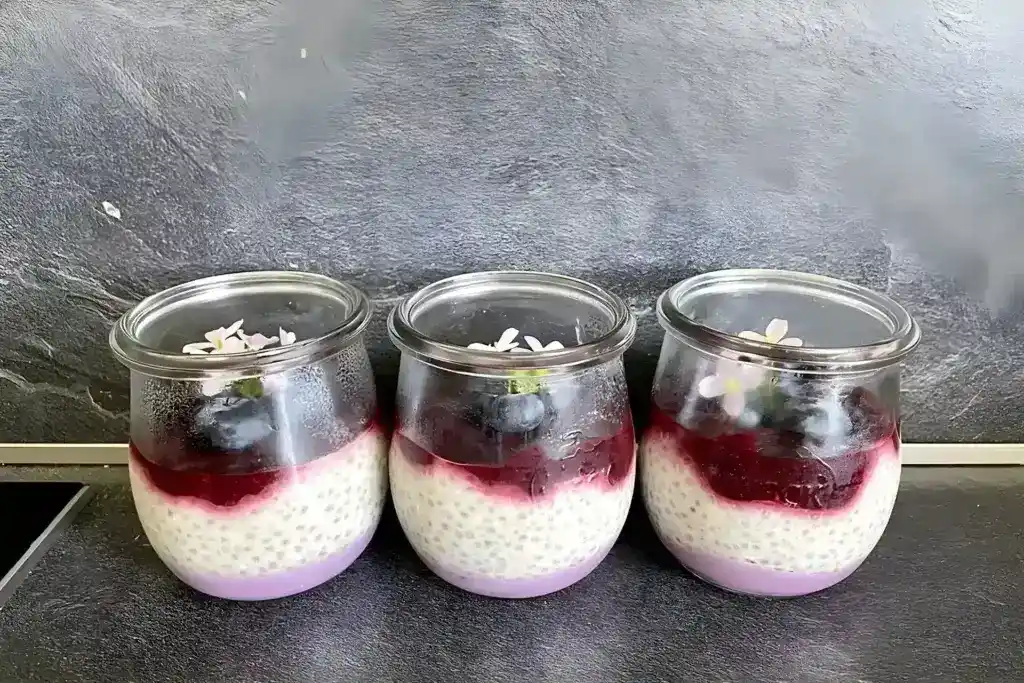 Veganes Kokos-Chia-Dessert mit Himbeeren