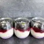 Veganes Kokos-Chia-Dessert mit Himbeeren