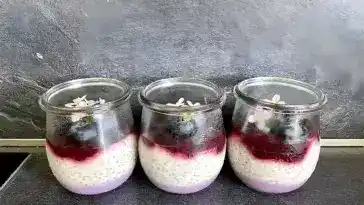 Veganes Kokos-Chia-Dessert mit Himbeeren