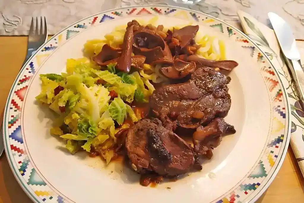 Wildschweinbraten mit Steinpilzen und Maronen