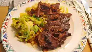 Wildschweinbraten mit Steinpilzen und Maronen