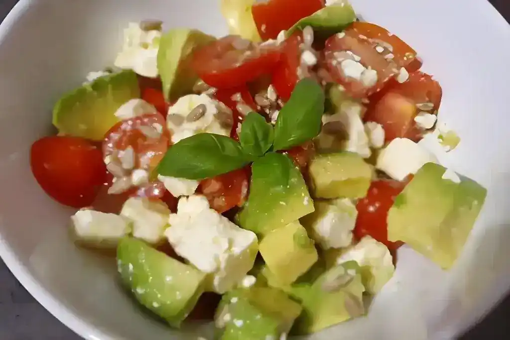 Avocado-Tomaten-Salat mit Feta und Senf-Vinaigrette