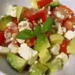 Avocado-Tomaten-Salat mit Feta und Senf-Vinaigrette