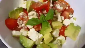 Avocado-Tomaten-Salat mit Feta und Senf-Vinaigrette