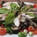 Bunter Sommersalat mit Putenbruststreifen und Caesars Dressing