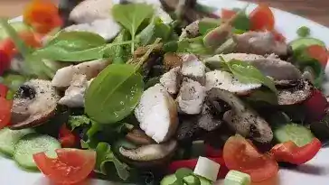 Bunter Sommersalat mit Putenbruststreifen und Caesars Dressing
