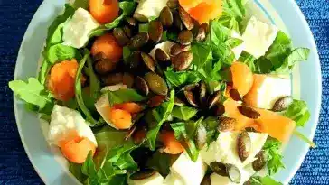 Erfrischender Sommersalat mit Wassermelone und Rucola