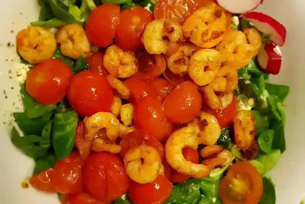 Feldsalat mit Garnelen und Tomaten