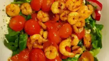 Feldsalat mit Garnelen und Tomaten 4x