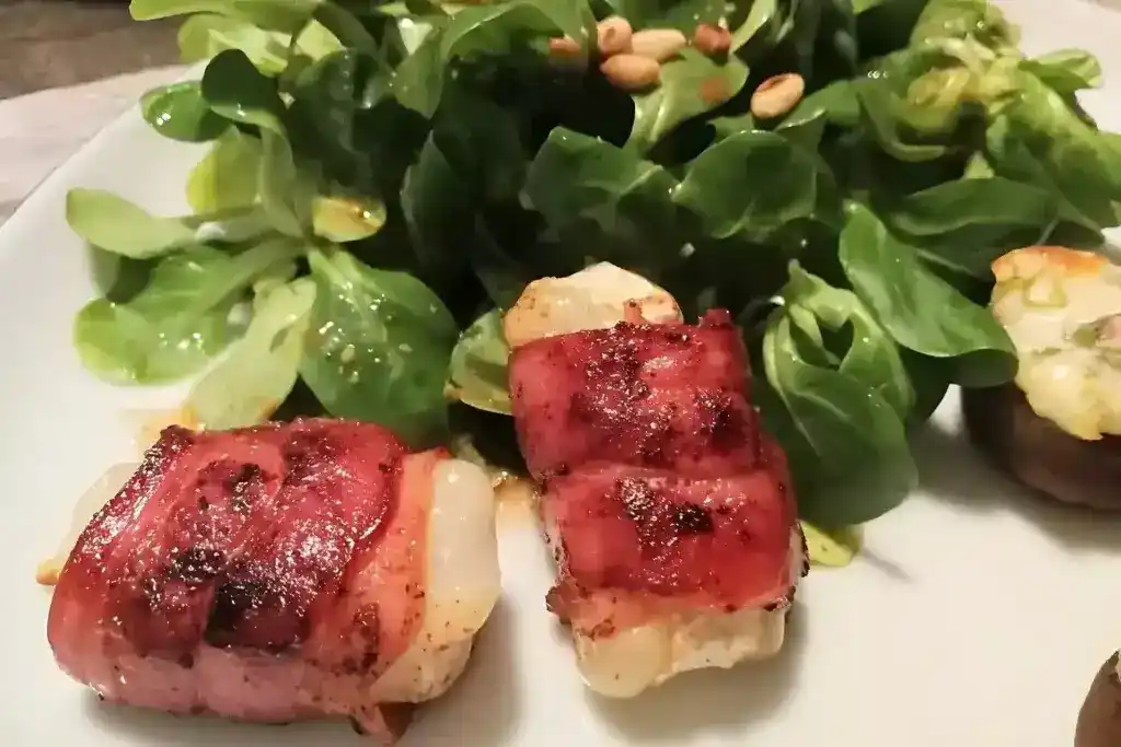 Feldsalat mit Granatapfel und Ziegenkäse im Speckmantel