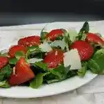 Feldsalat mit marinierten Erdbeeren