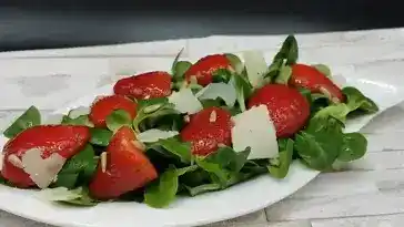 Feldsalat mit marinierten Erdbeeren