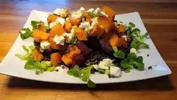Gebackene Süßkartoffeln und Rote Bete mit Linsen auf Feldsalat