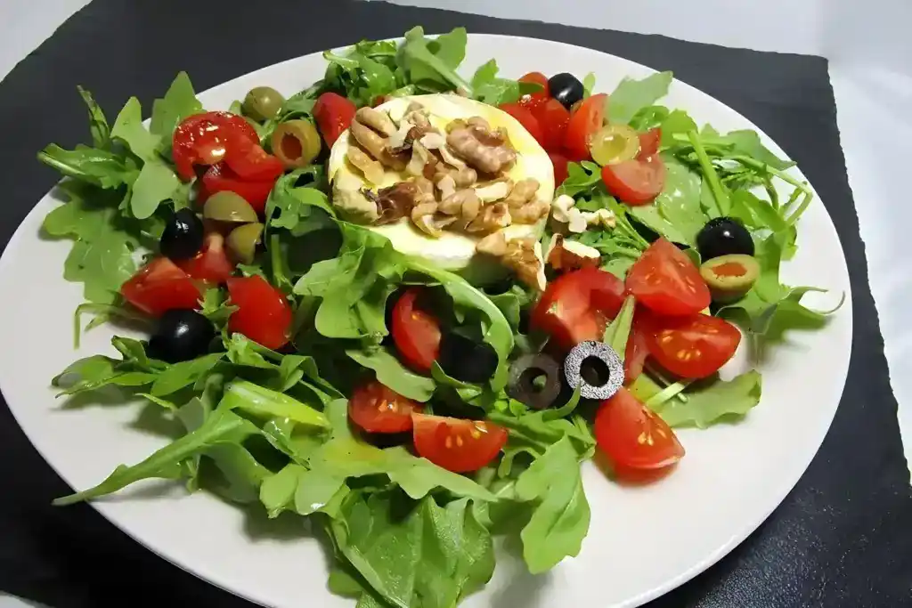 Gebackener Camembert an Honig-Senf-Sauce mit Rucola-Tomaten-Salat