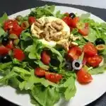 Gebackener Camembert an Honig-Senf-Sauce mit Rucola-Tomaten-Salat