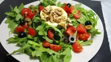 Gebackener Camembert an Honig-Senf-Sauce mit Rucola-Tomaten-Salat