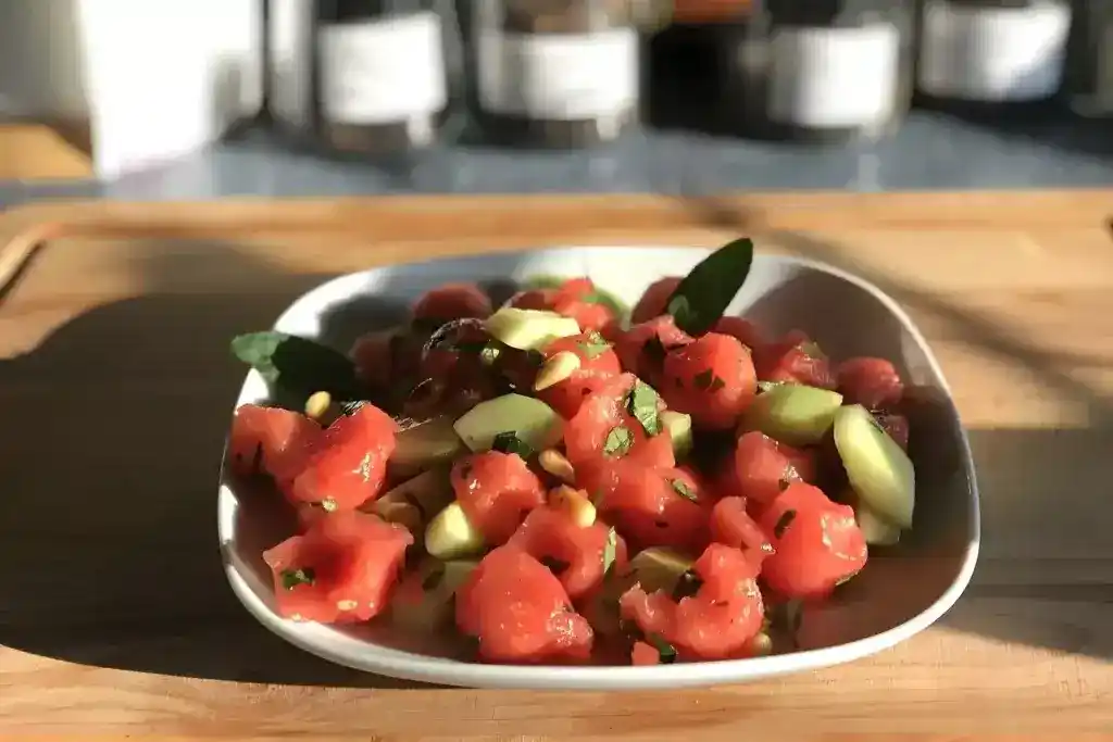 Gurken-Melonen-Salat mit Pinienkernen und Minzblättern
