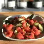 Gurken-Melonen-Salat mit Pinienkernen und Minzblättern
