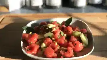 Gurken-Melonen-Salat mit Pinienkernen und Minzblättern
